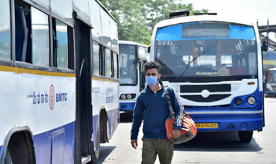 ಬಿಎಂಟಿಸಿ ಬಸ್ಗಳಲ್ಲಿಯೂ ಜನರ ಓಡಾಟ ಕಡಿಮೆಯಾಗಿದೆ.