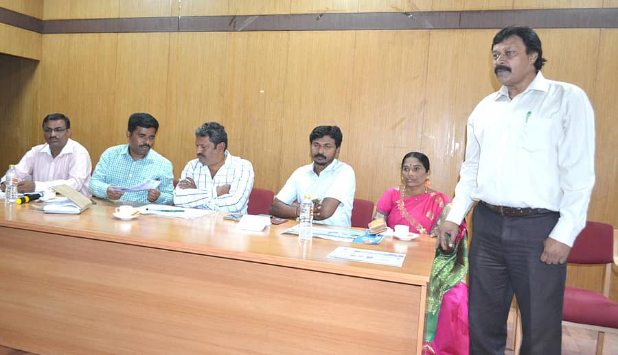 ಹುಣಸೂರು ನಗರದ ನಗರಸಭೆಯಲ್ಲಿ ಶಾಸಕ ಮಂಜುನಾಥ್ ಅಧ್ಯಕ್ಷತೆಯಲ್ಲಿ ಭಾನುವಾರ ನಡೆದ ತಾಲ್ಲೂಕು ಸರ್ಕಾರಿ ಆಸ್ಪತ್ರೆ ವೈದ್ಯಾಧಿಕಾರಗಳ ಸಭೆಯಲ್ಲಿ ತಾಲ್ಲೂಕು ವೈದ್ಯಾಧಿಕಾರಿ ಡಾ.ಕೀರ್ತಿಕುಮಾರ್ ಮಾತನಾಡಿದರು