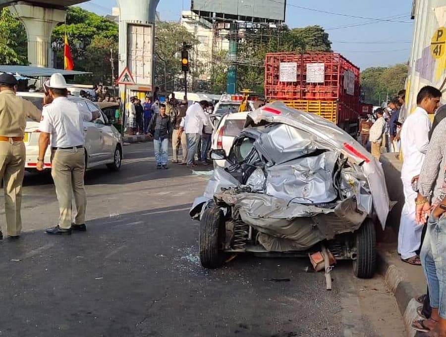 ಅಪಘಾತದಲ್ಲಿ ಜಖಂಗೊಂಡ ಕಾರು