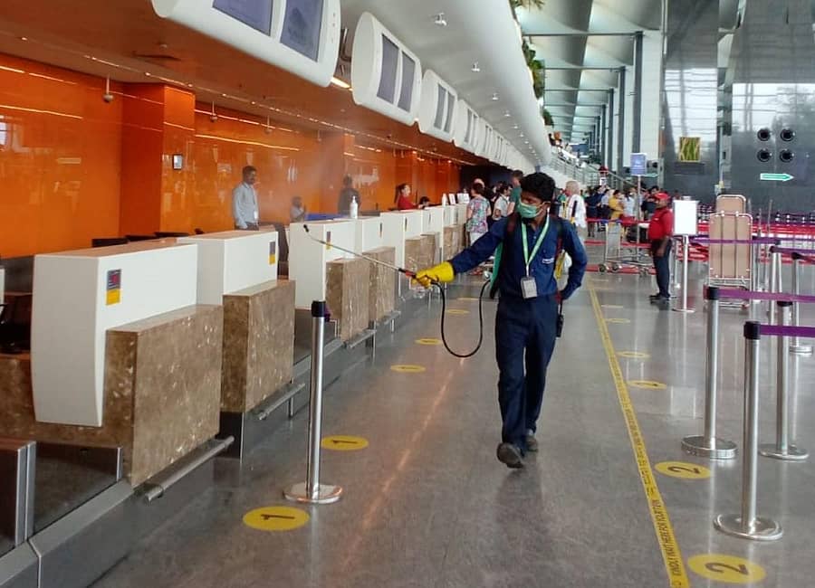 ನಗರದ ಕೆಂಪೇಗೌಡ ವಿಮಾನ ನಿಲ್ದಾಣದ ಸ್ವಚ್ಛ ಮಾಡಿದ ಸಿಬ್ಬಂದಿ