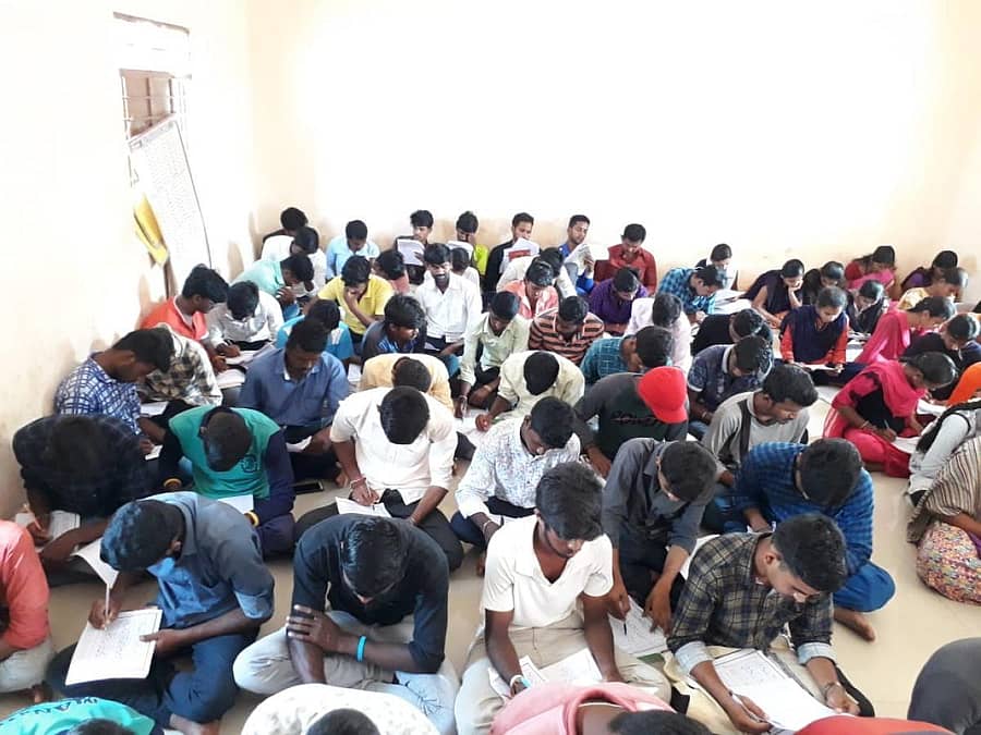 ಹಗರಿಬೊಮ್ಮನಹಳ್ಳಿಯಲ್ಲಿ ಕೋಚಿಂಗ್‌ ಪಡೆಯುತ್ತಿರುವ ಅಭ್ಯರ್ಥಿಗಳು