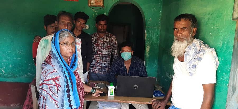 ಸ್ಯಾನಿಟೈಸರ್ ಬಳಕೆ ಮಾಡುತ್ತಿರುವುದು