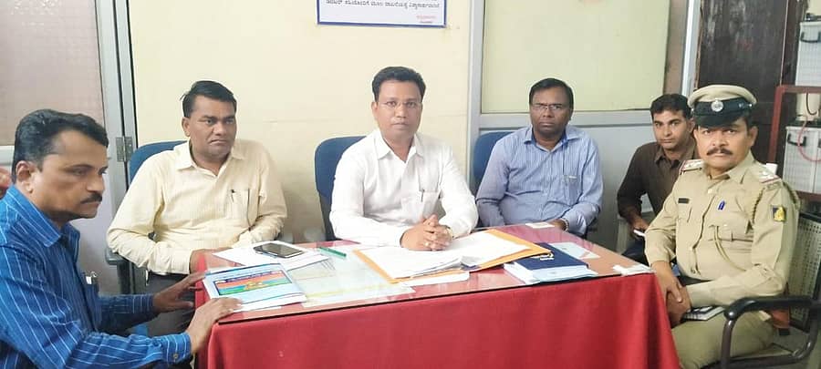 ತಿಕೋಟಾ ತಹಶೀಲ್ದಾರ್‌ ಕಚೇರಿಯಲ್ಲಿ ಕೊರೊನಾ ಮುಂಜಾಗ್ರತೆ ಮತ್ತು ತಡೆಗಟ್ಟುವಿಕೆ ಕುರಿತು ಮಂಗಳವಾರ ಅಧಿಕಾರಿಗಳ ಸಭೆ ಜರುಗಿತು