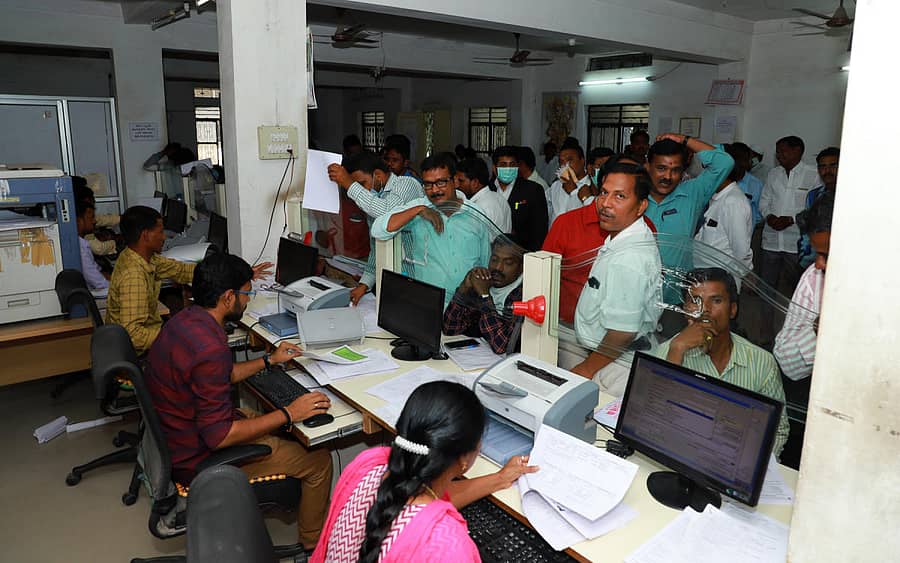 ರಾಯಚೂರಿನ ಉಪನೋಂದಣಾಧಿಕಾರಿ ಕಚೇರಿಯಲ್ಲಿ ಮಂಗಳವಾರ ಕಂಡುಬಂದ ದೃಶ್ಯ