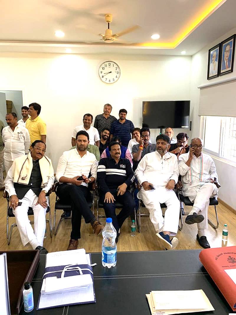 ಯಲಹಂಕದ ಅಮೃತಹಳ್ಳಿ ಪೊಲೀಸ್ ಠಾಣೆಯಲ್ಲಿ ಮಧ್ಯ ಪ್ರದೇಶ ಮಾಜಿ ಸಿಎಂ ದಿಗ್ವಿಜಯ್ ಸಿಂಗ್ ಮತ್ತು ಕೆಪಿಸಿಸಿ ಅಧ್ಯಕ್ಷ ಡಿ.ಕೆ. ಶಿವಕುಮಾರ್ 