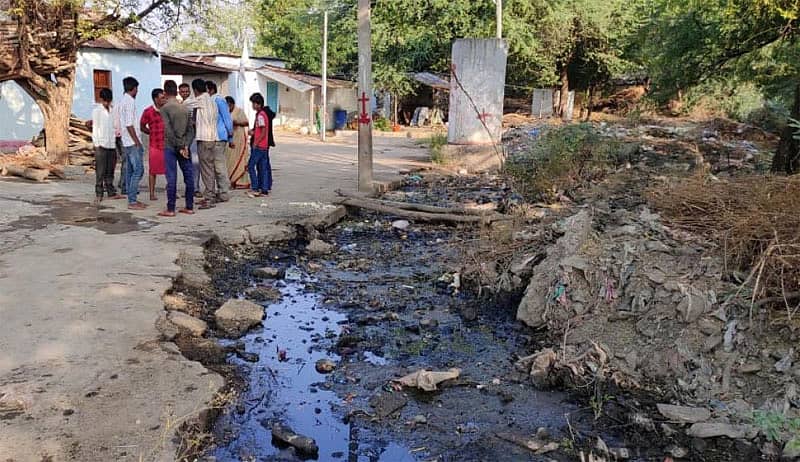 ಕಮಲನಗರ ತಾಲ್ಲೂಕಿನ ಬೆಡಕುಂದಾ ಗ್ರಾಮದ ಎಸ್ಸಿ ಬಡಾವಣೆಯಲ್ಲಿ ಕೊಳಚೆ ನೀರು ಹರಿಯುತ್ತಿರುವುದು