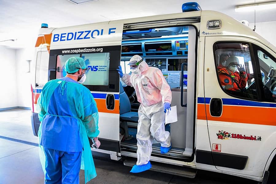 ಇಟಲಿಯ ಲೊಂಬಾರ್ಡಿಯಲ್ಲಿ ವೈರಸ್ ಪೀಡಿತರನ್ನು ಆ್ಯಂಬುಲೆನ್ಸ್ನಲ್ಲಿ ಕರೆತರುವ ದೃಶ್ಯ