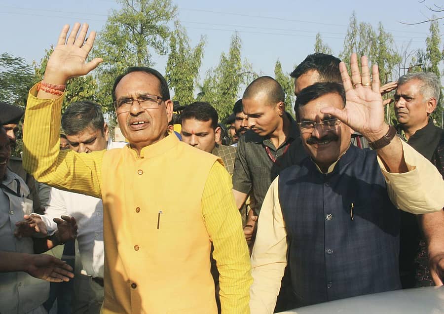 ಮಧ್ಯಪ್ರದೇಶ ರಾಜ್ಯಪಾಲ ಲಾಲ್‌ಜಿ ಟಂಡನ್ ಅವರನ್ನು ಭೇಟಿಯಾದ ನಂತರ ಬಿಜೆಪಿ ನಾಯಕ ಶಿವರಾಜ್‌ ಸಿಂಗ್ ಚೌಹಾಣ್ ಮಾಧ್ಯಮ ಪ್ರತಿನಿಧಿಗಳತ್ತ ಕೈಬೀಸಿದರು.