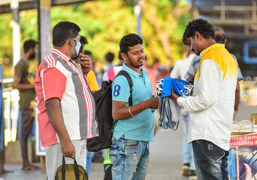 ಮೆಜೆಸ್ಟಿಕ್ ಬಸ್ ನಿಲ್ದಾಣದ ಪಾದಚಾರಿ ಮಾರ್ಗದಲ್ಲಿ ಮಾಸ್ಕ್ಗಳನ್ನು ಮಾರಾಟ ಮಾಡಲಾಗುತ್ತಿದೆ - ಪ್ರಜಾವಾಣಿ ಚಿತ್ರ