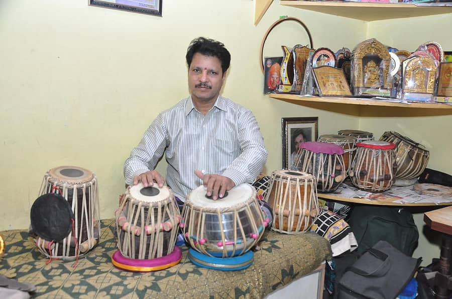 ತಬಲಾ ನುಡಿಸುತ್ತಿರುವ ಎ.ವಿ.ದಶಪಾಲ್