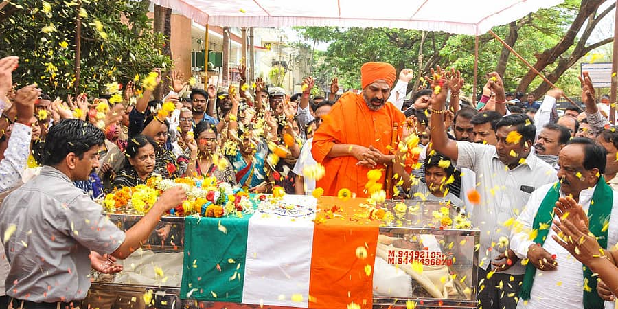 ಹುಬ್ಬಳ್ಳಿಯ ವಿಶ್ವೇಶ್ವರನಗರದ ಸ್ವಗೃಹದಲ್ಲಿ ಮಂಗಳವಾರ ಪಾಟೀಲ ಪುಟ್ಟಪ್ಪ ಅವರ ಪ್ರಾರ್ಥಿವ ಶರೀರಕ್ಕೆ ಮುಂಡರಗಿಯ ತೋಂಟದಾರ್ಯ ಮಠದ ನಿಜಗುಣಾನಂದ ಸ್ವಾಮೀಜಿ ಹಾಗೂ ಕುಟುಂಬಸ್ಥರು ಪುಷ್ಪ ನಮನ ಸಲ್ಲಿಸಿದರು –ಪ್ರಜಾವಾಣಿ ಚಿತ್ರ/ತಾಜುದ್ದೀನ್‌ ಆಜಾದ್‌