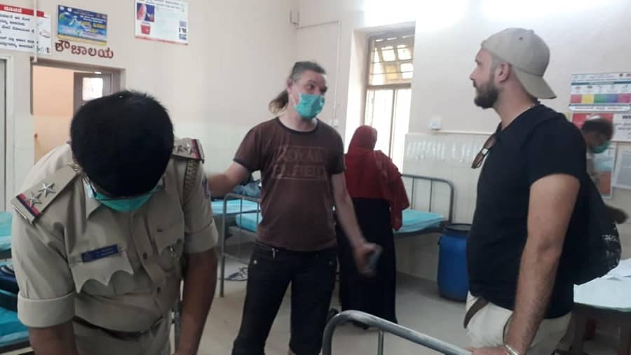 ಭದ್ರಾವತಿ ಸಾರ್ವಜನಿಕ ಆಸ್ಪತ್ರೆಯಲ್ಲಿ ಮಂಗಳವಾರ ಫಿನ್‌ಲ್ಯಾಂಡ್ ದೇಶದ ಇಬ್ಬರು ನಾಗರಿಕರನ್ನು ತಪಾಸಣೆಗೆ ಒಳಪಡಿಸಲಾಯಿತು.