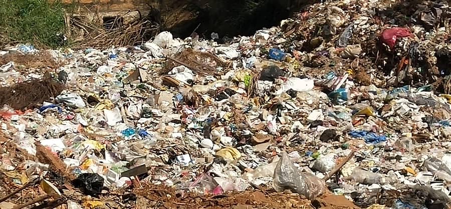 ನಿಯಮ ವಿರುದ್ದವಾಗಿ ಸುರಿಯುತ್ತಿರು ಕಸದ ರಾಶಿ