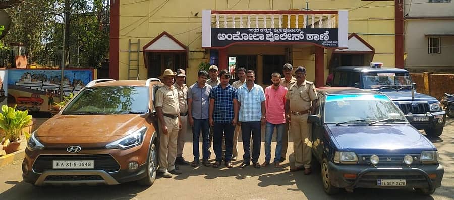 ಅಂಕೋಲಾ ತಾಲ್ಲೂಕಿನ ಬಾಳೆಗುಳಿ ಕ್ರಾಸ್ನಲ್ಲಿ ಮಾದಕ ವಸ್ತು ಸಾಗಿಸುತ್ತಿದ್ದ ನಾಲ್ವರು ಆರೋಪಿಗಳನ್ನು ಪೊಲೀಸರು ಬಂಧಿಸಿರುವುದು.