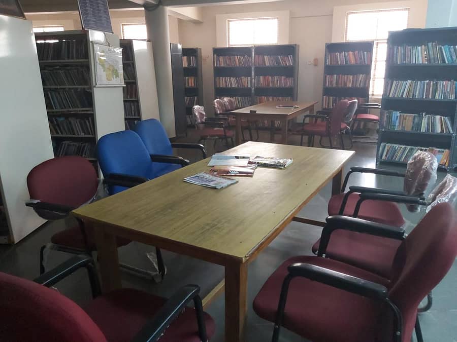 ಓದುಗರನ್ನು ನಿರ್ಬಂಧಿಸಿರುವ ಕಾರಣ ಬಾಗಲಕೋಟೆಯ ನವನಗರದ ಕಲಾಭವನ ಪಕ್ಕದ ಸಾರ್ವಜನಿಕ ಗ್ರಂಥಾಲಯ ಬುಧವಾರ ಬಿಕೊ ಎನ್ನುತ್ತಿತ್ತು