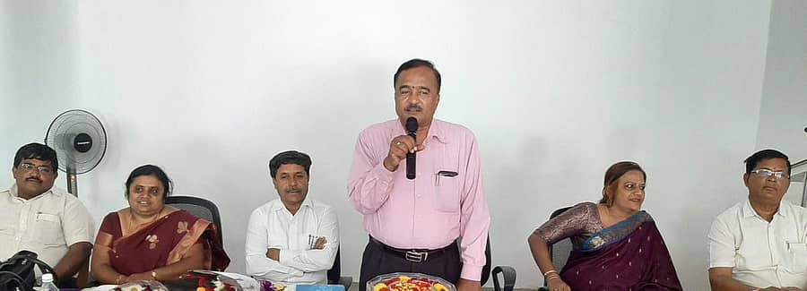 ಎಸ್ಸೆಸ್ಸೆಲ್ಸಿ ಪರೀಕ್ಷಾ ಕೇಂದ್ರಗಳ ಸಿಬ್ಬಂದಿಗೆ ಕೋಲಾರದ ಬುಧವಾರ ಹಮ್ಮಿಕೊಂಡಿದ್ದ ಪರೀಕ್ಷಾ ಪೂರ್ವಸಿದ್ಧತಾ ಕಾರ್ಯಾಗಾರದಲ್ಲಿ ಡಿಡಿಪಿಐ ಕೆ.ರತ್ನಯ್ಯ ಮಾತನಾಡಿದರು.