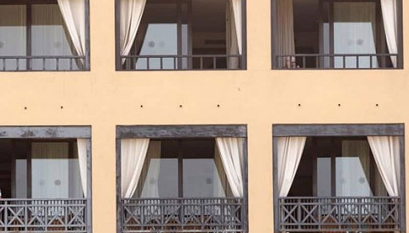 ಕೊರೊನಾ ಸೋಂಕಿನಿಂದ ಸ್ಪೇನ್‌‌ನ ನಿವಾಸಿಗಳು ತಮ್ಮ ಅಪಾರ್ಟ್‌ಮೆಂಟ್‌ಗಳಲ್ಲಿಯೇ ಗೃಹಬಂಧನದಲ್ಲಿ ಇರುವುದು