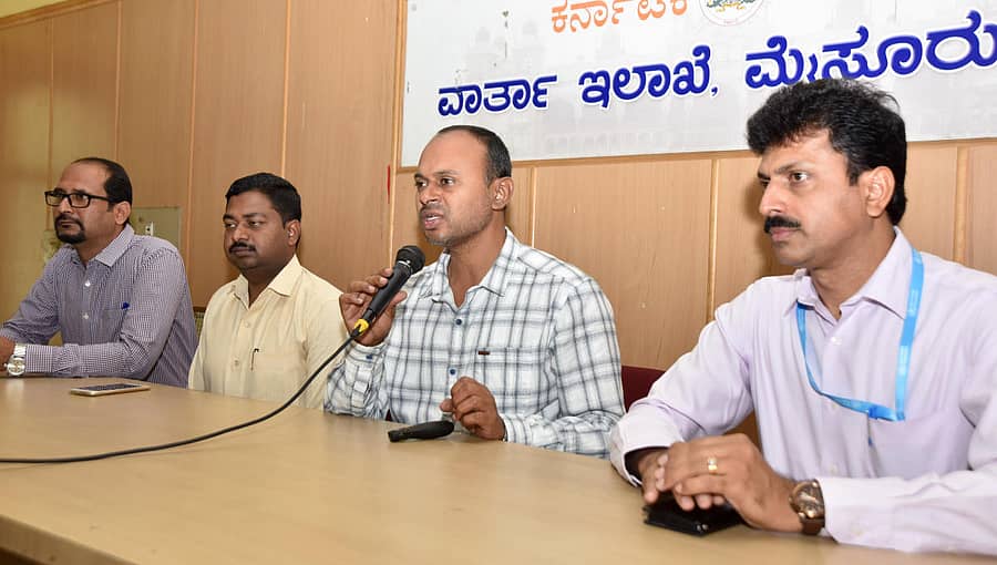 ಜಿಲ್ಲಾ ಆರೋಗ್ಯ ಮತ್ತು ಕುಟುಂಬ ಕಲ್ಯಾಣ ಇಲಾಖೆ ಹಾಗೂ ವಾರ್ತಾ ಇಲಾಖೆ ವತಿಯಿಂದ ಮೈಸೂರಿನಲ್ಲಿ ಗುರುವಾರ ನಡೆದ ಕೊರೊನಾ ವೈರಸ್ ಕುರಿತ ಜಾಗೃತಿ ಕಾರ್ಯಕ್ರಮದಲ್ಲಿ ಜಿಲ್ಲಾ ರೋಗವಾಹಕ ಆಶ್ರಿತ ರೋಗಗಳ ನಿಯಂತ್ರಣ ಅಧಿಕಾರಿ ಡಾ.ಚಿದಂಬರ ಮಾತನಾಡಿದರು