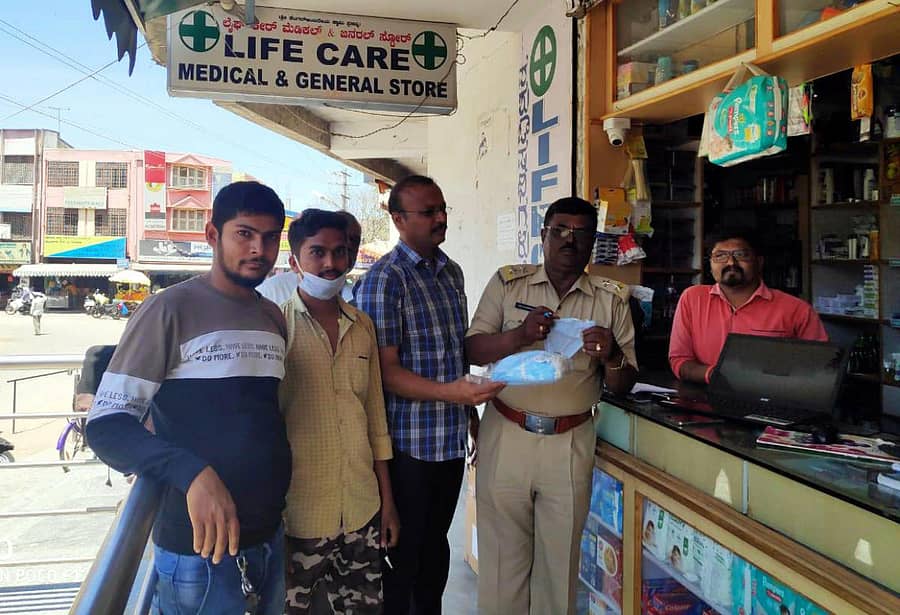 ಚನ್ನಪಟ್ಟಣದಲ್ಲಿ ಕೆಲವು ಮೆಡಿಕಲ್ ಸ್ಟೋರ್ ಗಳ ಮೇಲೆ ದಾಳಿ ನಡೆಸಿದ ಅಧಿಕಾರಿಗಳು ದಂಡ ವಿಧಿಸಿದರು