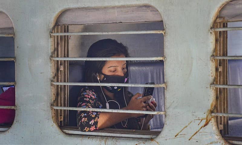 ರೈಲಿನಲ್ಲಿ ಪ್ರಯಾಣಿಸುತ್ತಿರುವ ಯುವತಿ (ಸಾಂದರ್ಭಿಕ ಚಿತ್ರ)