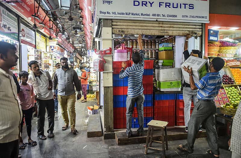 ಮುಂಬೈನಲ್ಲಿ ಅಂಗಡಿ ಮುಚ್ಚಲು ಸಿದ್ಧತೆ ಮಾಡುತ್ತಿರುವುದು