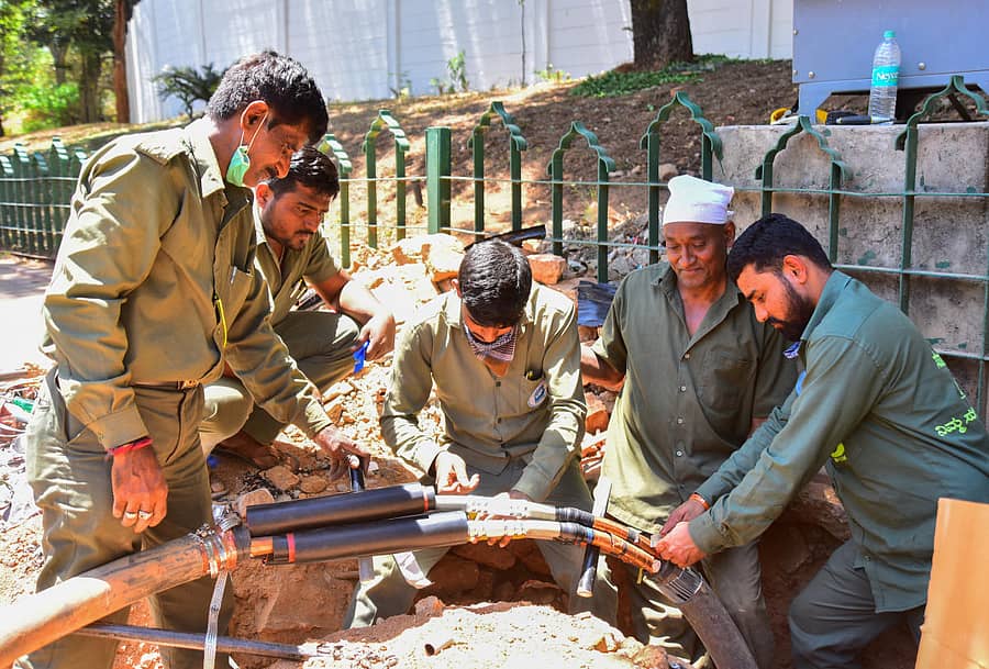 ನಗರದ ಪೊಲೀಸ್ ತಿಮ್ಮಯ್ಯ ವೃತ್ತದ ಬಳಿ ಕೆಲಸದಲ್ಲಿ ತೊಡಗಿರುವ ಬೆಸ್ಕಾಂ ಸಿಬ್ಬಂದಿ