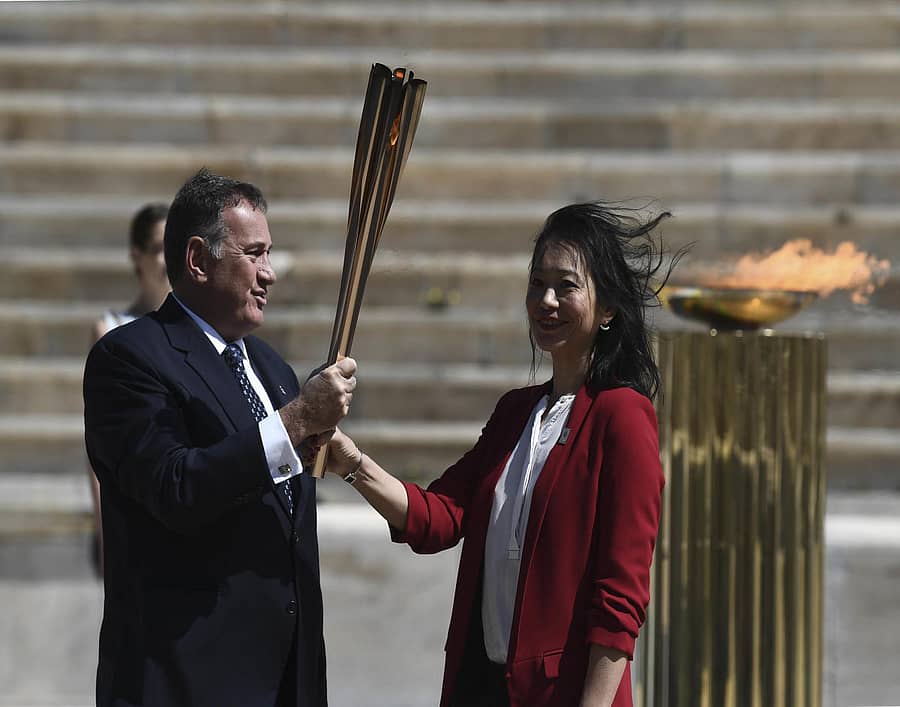 ಅಥೆನ್ಸ್‌ನ ಪಾನಥೆನಯಿಕ್‌ ಕ್ರೀಡಾಂಗಣದಲ್ಲಿ ಗುರುವಾರ ನಡೆದ ಸರಳ ಸಮಾರಂಭದಲ್ಲಿ ಗ್ರೀಸ್‌ ಒಲಿಂಪಿಕ್‌ ಸಮಿತಿ ಅಧ್ಯಕ್ಷ ಸ್ಪಿರೋಸ್‌ ಕಾಪ್ರಲೊಸ್‌ (ಎಡಗಡೆ) ಅವರು ಒಲಿಂಪಿಕ್‌ ಜ್ಯೋತಿಯನ್ನು ಜಪಾನ್‌ನ ಒಲಿಂಪಿಯನ್‌ ಈಜುಗಾರ್ತಿ ಇಮೊಟೊ ನವೊಕೊ ಅವರಿಗೆ ಹಸ್ತಾಂತರಿಸಿದರು.   