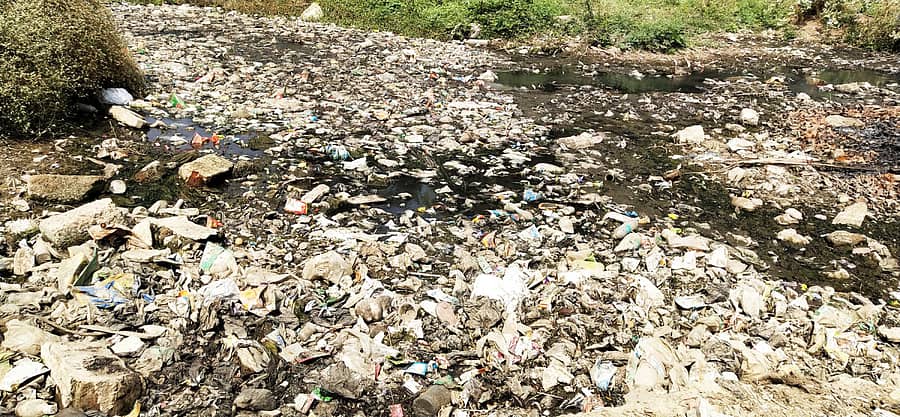 ಪಟ್ಟಣದ ಮಲ್ಲೇಶಪುರ ರಸ್ತೆಯ ಸುವರ್ಣಮುಖಿ ನದಿ ಒಡಲು ಸೇರಿರುವ ತ್ಯಾಜ್ಯದ ಸದ್ಯದ ಸ್ಥಿತಿ
