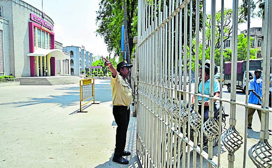 ಜೆ.ಸಿ. ರಸ್ತೆಯ ಕಡೆಯಿಂದ ಕನ್ನಡ ಭವನಕ್ಕೆ ತೆರಳುವ ಮುಖ್ಯ ಪ್ರವೇಶದ್ವಾರವನ್ನು ಬಂದ್ ಮಾಡಲಾಗಿದೆ – ಪ್ರಜಾವಾಣಿ ಚಿತ್ರ