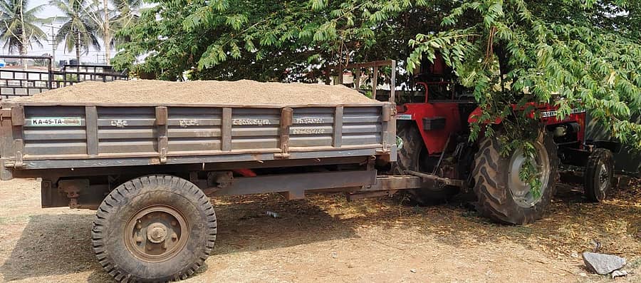ಬೆಟ್ಟದಪುರ ಸಮೀಪದ ಸೂಳೆಕೋಟೆ ಗ್ರಾಮದಲ್ಲಿ ಮರಳು ಅಕ್ರಮ ಸಾಗಣೆಗೆ ಬಳಸಿದ ಟ್ರಾಕ್ಟರನ್ನು ಪೊಲೀಸರು ವಶಪಡಿಸಿಕೊಂಡಿದ್ದಾರೆ