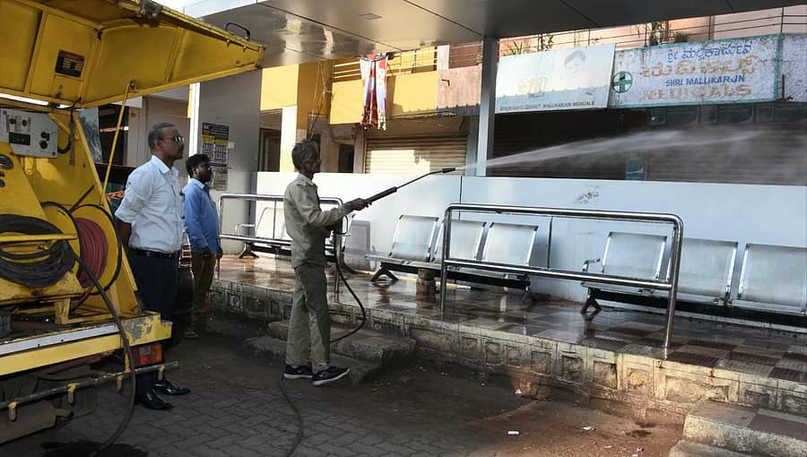 ಬೆಳಗಾವಿಯ ಸದಾಶಿವನಗರ ಬಸ್ ನಿಲ್ದಾಣದಲ್ಲಿ ಶುಕ್ರವಾರ ನಗರಪಾಲಿಕೆ ಸಿಬ್ಬಂದಿ ಸೋಂಕುನಿವಾರಕ ಸಿಂಪಡಿಸಿದರು. ಆರೋಗ್ಯಾಧಿಕಾರಿ ಡಾ.ಸಂಜಯ ಡುಮ್ಮಗೋಳ ಇದ್ದಾರೆಪ್ರಜಾವಾಣಿ ಚಿತ್ರ