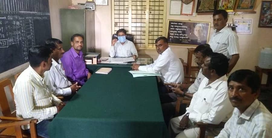 ಕ್ಷೇತ್ರ ಶಿಕ್ಷಣಾಧಿಕಾರಿ ಕೆ.ಎಸ್.ನಾಗರಾಜಗೌಡ ಕೋಲಾರ ತಾಲ್ಲೂಕಿನ ಕೆಂಬೋಡಿ ಜನತಾ ಪ್ರೌಢ ಶಾಲೆಯಲ್ಲಿ ಶುಕ್ರವಾರ ಎಸ್ಸೆಸ್ಸೆಲ್ಸಿ ಪರೀಕ್ಷಾ ಸಿದ್ಧತೆ ಸಂಬಂಧ ಶಿಕ್ಷಕರ ಸಭೆ ನಡೆಸಿದರು.