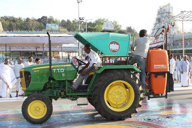 ತಿರುಮಲದಲ್ಲಿ ಸೋಂಕು ನಿವಾರಕ ಸಿಂಪಡಣೆ ಮಾಡುತ್ತಿರುವುದು