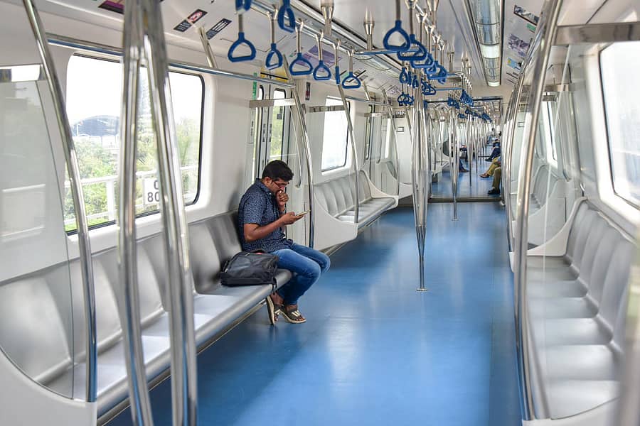 ಕೋವಿಡ್–19ರ ಭೀತಿಯಿಂದಾಗಿ ಮೆಟ್ರೊ ನೇರಳೆ ಮಾರ್ಗದ ಬಹುತೇಕ ರೈಲುಗಳಲ್ಲಿ ಶುಕ್ರವಾರ ಪ್ರಯಾಣಿಕರ ಸಂಖ್ಯೆ ವಿರಳವಾಗಿತ್ತು –ಪ್ರಜಾವಾಣಿ ಚಿತ್ರ