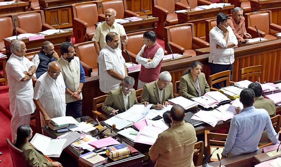 ಮುಖ್ಯಮಂತ್ರಿ ಅವರೇ ಸ್ವತಃ ಹೇಳಿಕೆ ನೀಡಬೇಕು ಎಂದು ಆಗ್ರಹಿಸಿ ವಿಧಾನ ಪರಿಷತ್‌ನಲ್ಲಿ ವಿರೋಧ ಪಕ್ಷದ ಸದಸ್ಯರು ಶುಕ್ರವಾರ ಸಭಾಪತಿಯವರ ಪೀಠದ ಮುಂಭಾಗ ಧರಣಿ ನಡೆಸಿದರು  –-ಪ್ರಜಾವಾಣಿ ಚಿತ್ರ