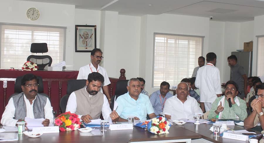 ಕೆ.ಸಿ ವ್ಯಾಲಿ ಯೋಜನೆ ಸಂಬಂಧ ಕೋಲಾರದಲ್ಲಿ ಶನಿವಾರ ನಡೆದ ಸಭೆಯಲ್ಲಿ ಜಿಲ್ಲೆಯ ಜನಪ್ರತಿನಿಧಿಗಳು ಪಾಲ್ಗೊಂಡರು.