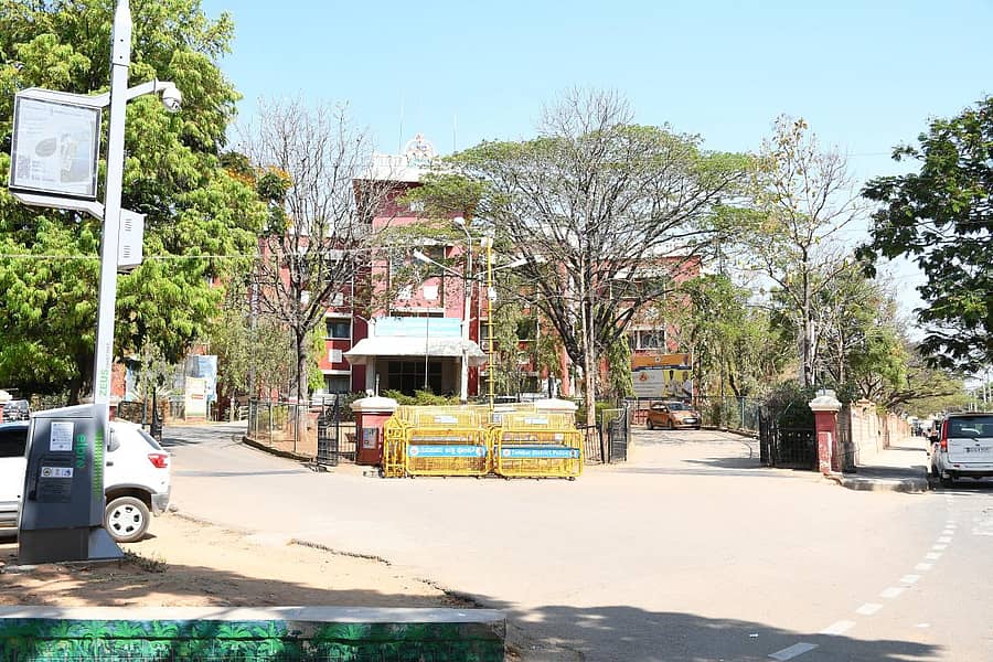 ಸದಾ ಜನನಿಬಿಡ ಜಿಲ್ಲಾಧಿಕಾರಿ ಕಚೇರಿ ಎದುರು ಹಾಗೂ ಆಸುಪಾಸಿನ ರಸ್ತೆಗಳು ಜನರಿಲ್ಲದೆ ಭಣಗುಡುತ್ತಿವೆ