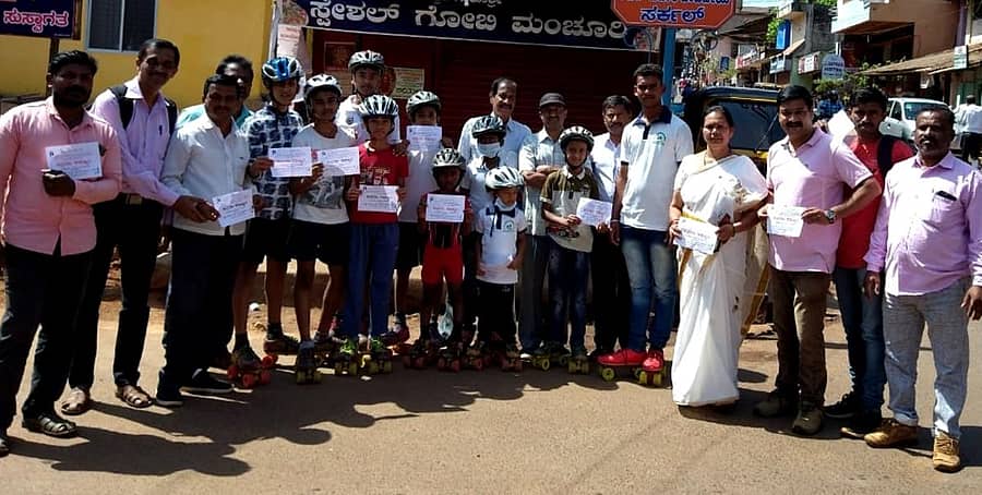 ಶಿರಸಿಯಲ್ಲಿ ಅದ್ವೈತ ಸ್ಕೇಟಿಂಗ್ ಸ್ಕೂಲ್ ಮಕ್ಕಳು ಕರಪತ್ರ ವಿತರಿಸಿ ಜಾಗೃತಿ ಮೂಡಿಸಿದರು