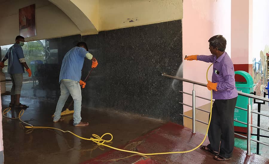 ಕೊರೊನಾ ವೈರಸ್‌ ಸೋಂಕು ತಡೆಗಟ್ಟುವ ಹಿನ್ನೆಲೆಯಲ್ಲಿ ಹಾವೇರಿ ನಗರದ ರೈಲ್ವೆ ನಿಲ್ದಾಣವನ್ನು ಸ್ವಚ್ಛಗೊಳಿಸಲಾಯಿತು 