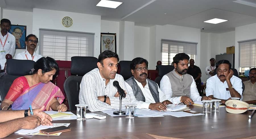 ಕೋವಿಡ್‌–19 ಸಂಬಂಧ ಕೋಲಾರದಲ್ಲಿ ಶನಿವಾರ ನಡೆದ ಸಭೆಯಲ್ಲಿ ವೈದ್ಯಕೀಯ ಶಿಕ್ಷಣ ಸಚಿವ ಡಾ.ಕೆ.ಸುಧಾಕರ್‌ ಮಾತನಾಡಿದರು.