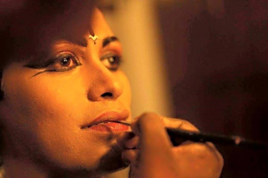 ವೇಷಧಾರಿ ಹೆಣ್ಣು