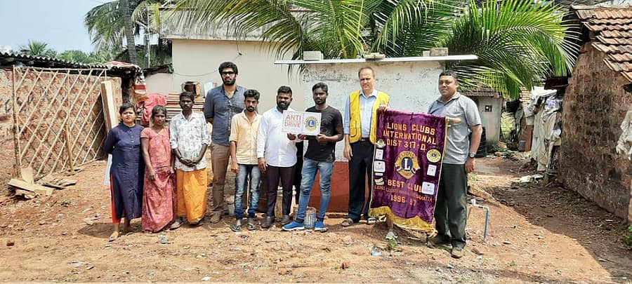 ಮಂಗಳೂರಿನ ಉರ್ವಸ್ಟೋರ್-ಅಶೋಕ್ನಗರ ಪ್ರದೇಶದಲ್ಲಿ ವಾಸಿಸುವ ಇಬ್ಬರು ಫಲಾನುಭಗಳಿಗಾಗಿ ಎಪಿಡಿ ಪ್ರತಿಷ್ಠಾನದ ವತಿಯಿಂದ ನಿರ್ಮಿಸಿದ ಶೌಚಾಲಯಗಳನ್ನು ಹಸ್ತಾಂತರಿಸಲಾಯಿತು.