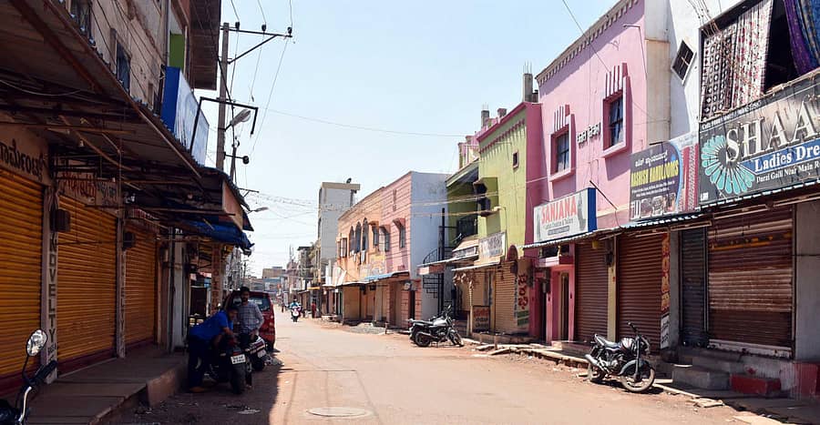 ಸದಾ ಜನರಿಂದ ಗಿಜಿಗುಡುವ ಬೀದರ್ನ ದರ್ಜಿಗಲ್ಲಿಯ ಅಂಗಡಿಗಳು ಶನಿವಾರ ಮುಚ್ಚಿದ್ದವು