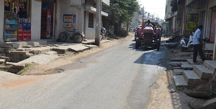 ಆನೇಕಲ್‌ನಲ್ಲಿ ಅತ್ಯಂತ ಕಿರಿದಾಗಿರುವ ಆನೇಕಲ್-ಥಳೀ ರಸ್ತೆ
