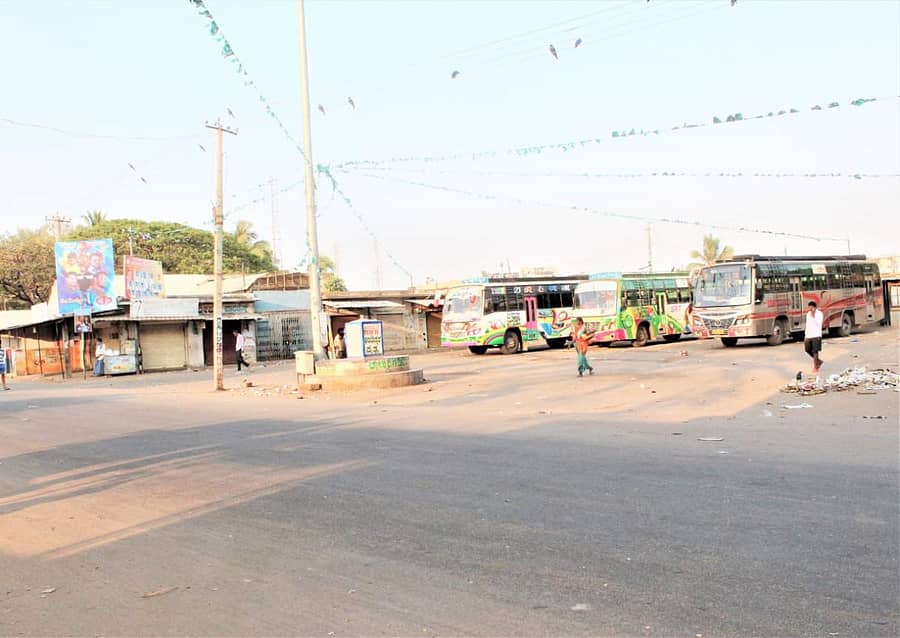ಕೊಡಿಗೇನಹಳ್ಳಿ ಬಸ್ ನಿಲ್ದಾಣದಲ್ಲಿ ಭಾನುವಾರ ಜನಸಂದಣಿ ಬಿಕೋ ಎನ್ನುತ್ತಿತ್ತು
