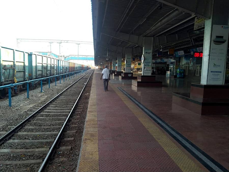 ರಾಯಚೂರಿನ ರೈಲ್ವೆ ನಿಲ್ದಾಣದಲ್ಲಿ ಭಾನುವಾರ ಕಂಡುಬಂದ ದೃಶ್ಯ