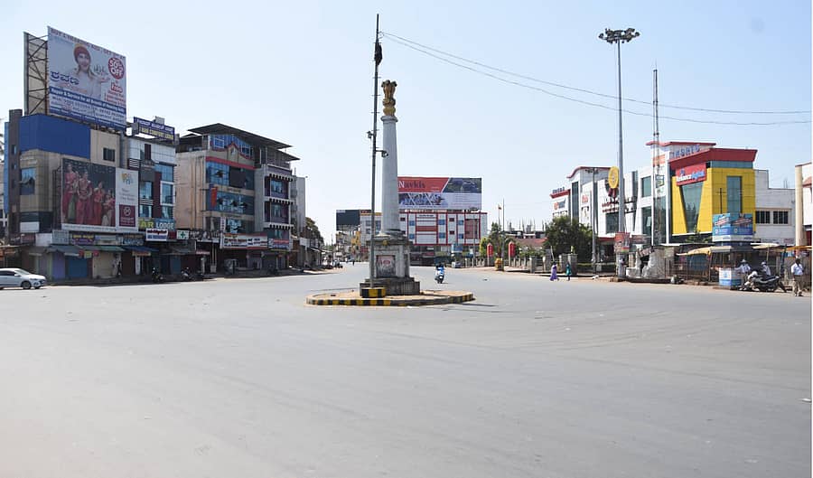 ವಾಹನ ಸಂಚಾರವಿಲ್ಲದೆ ಬಿಕೋ ಎನ್ನುತ್ತಿದ್ದ ಬಸ್ ನಿಲ್ದಾಣ ವೃತ್ತ