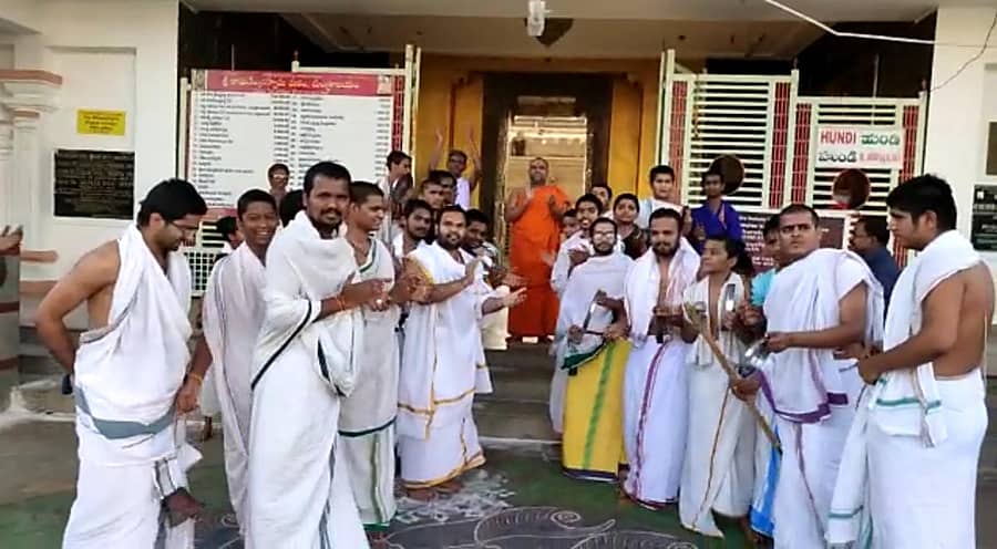 ಮಂತ್ರಾಲಯದ ಶ್ರೀ ರಾಘವೇಂದ್ರ ಸ್ವಾಮಿ ಮಠದ ಮಹಾದ್ವಾರದ ಎದುರು ಮಠದ ಪೀಠಾಧಿಪತಿ ಶ್ರೀ ಸುಬುಧೇಂದ್ರ ತೀರ್ಥ ಸ್ವಾಮೀಜಿ ಹಾಗೂ ಮಠದ ಸಿಬ್ಬಂದಿ ಚಪ್ಪಾಳೆ ತಟ್ಟುವ ಮೂಲಕ ದೇಶದ ವೈದ್ಯೋಪಚಾರದಲ್ಲಿ ನಿರತರಾದವರಿಗೆ ಕೃತಜ್ಞತಾ ಪೂರ್ವಕ ಬೆಂಬಲ ಸೂಚಿಸಿದರು