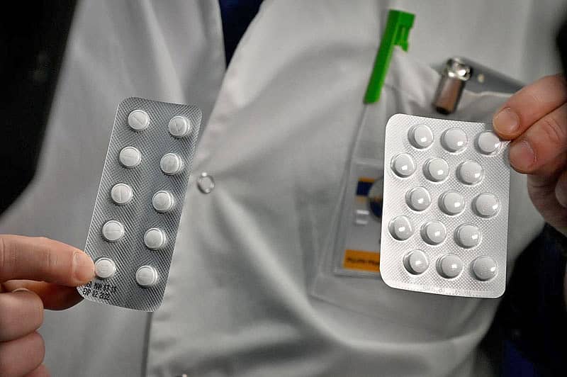 ಎಚ್‌ಸಿಕ್ಯು ಅಂಶಗಳಿಗೆ ಟ್ಯಾಬ್ಲೆಟ್‌ಗಳನ್ನು ವೈದ್ಯರು ಪ್ರದರ್ಶಿಸುತ್ತಿರುವುದು– ಸಂಗ್ರಹ ಚಿತ್ರ