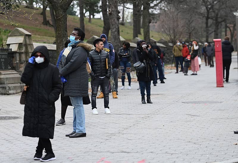 ಅಮೆರಿಕದಲ್ಲಿ ಕೊರೊನಾ ತಪಾಸಣೆಗಾಗಿ ಕಾದು ನಿಂತಿರುವ ಜನ 